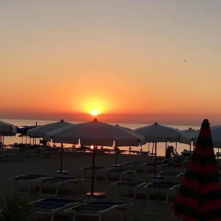 Le Rose & Fronte Mare A Villarosa 아파트호텔 *