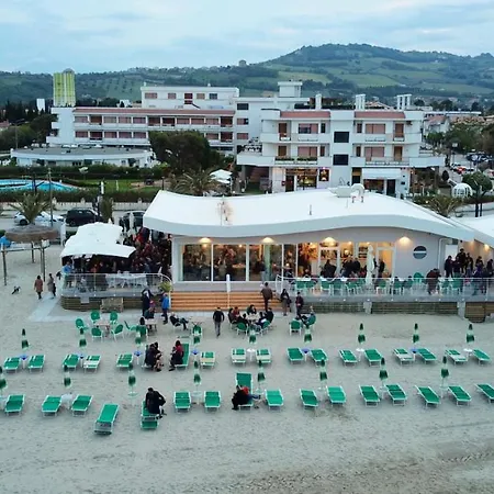 Le Rose Beach&suites Fronte Mare A Villarosa